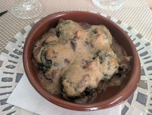 Spinach and tofu balls with mushroom sauce at Makalu Veggie in Alicante