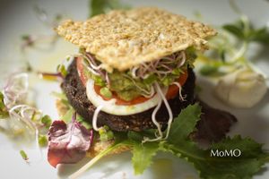 #RawBurguer made with seeds, portobello, dried tomates and carrots. 🌱 at 3 4 4 in Alicante