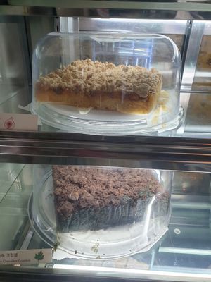 nice cake options... would double check on what is vegan at Diner Jackie 다이너재키 in Seoul