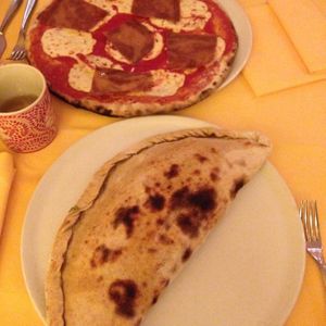 pizza anf calzone at alGrandeCerchio in Milan