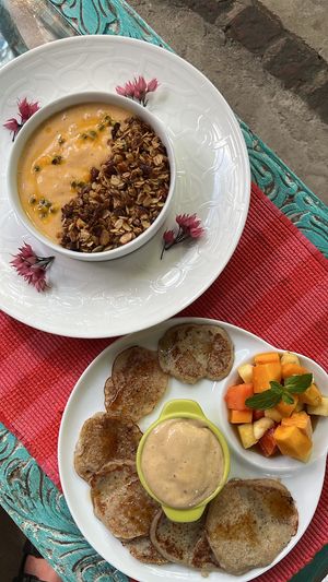 Pancakes & smoothie bowl   at Cafe Zen in Negombo