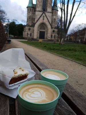 Carrot cake mit Cappuccino im Mehrwegbecher at Timm's Café in Darmstadt