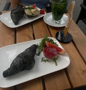 veganes Croissant oben mit Hummus, unten mit Marmelade at Menami in Bochum