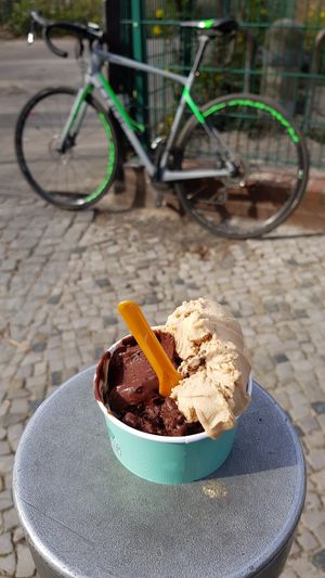 Haselnuss Praline und Zartbitter at Katchi Ice Cream - Savignyplatz in Berlin