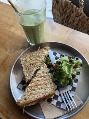 Vegepaté vegan sandwich and green smoothiee  at White et Cie in Saint-sauveur