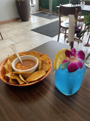 Spirulina lemonade and complementary chips & salsa  at Cien 100% Naturalisimo in Berwyn