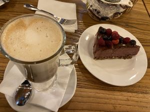 Caramel macchiato con bebida vegetal de soya  at Magnolia Cafe Y Pasteleria in Castro