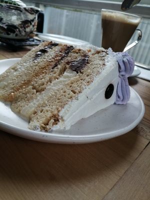 Un pedazo de torta tres leches vegana enorme at Magnolia Cafe Y Pasteleria in Castro