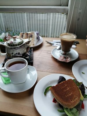 Un sándwich y un pedazo de torta son suficientes para 2 personas at Magnolia Cafe Y Pasteleria in Castro