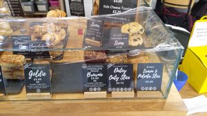 (VF) datey oaty slice & ginger chocolate fridge cake at Chococo in Swanage