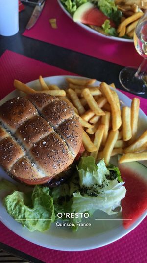 vegan burger at O'Resto in Quinson