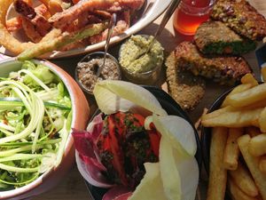 Assiette de Tapas grande - for 2 (incl. honey :() at O'Resto in Quinson