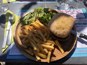 Hamburguesa vegan con berenjenas   at O'Resto in Quinson