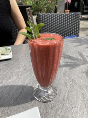 ‘Pink Tiger‘ smoothie (strawberry, raspberry, mint, orange juice) at Tiger Club Vegan Sushi in Berlin