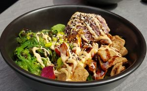 Bowl frio con wakame, seitan y arroz at Tiger Club Vegan Sushi in Berlin