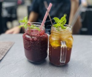 Smoothie „blue tiger“ and ice tea at Tiger Club Vegan Sushi in Berlin