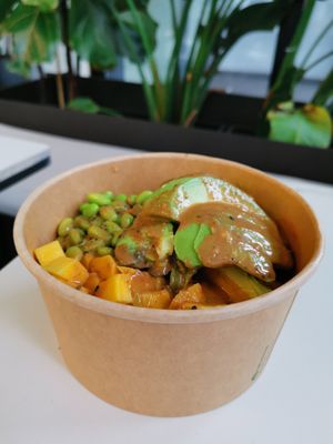 Poke Bowl (however, my daughter limited the topics, there would also have been carrots and pomegranate) at Wild Bowls in Zurich