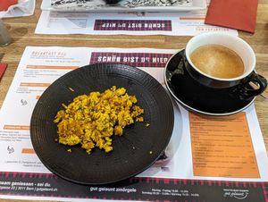 Tofu scramble and coffee with oat milk at Gut Gelaunt in Bern