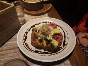 Avo-Cuddle eine Liebeserklärung an Avocado, rote Beete, Sauerteigbrot at Eat.Co in Ubud