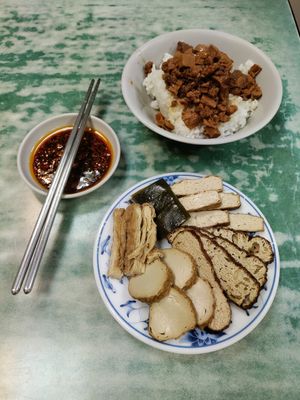 A side dish of various tofu and braised veggie meat on rice at Lái Xīn SùShí 來欣素食手工水餃 in Taipei