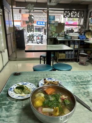 Dumpling soup with side dishes  at Lái Xīn SùShí 來欣素食手工水餃 in Taipei