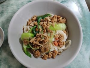 Noodles with braised meat at Lái Xīn SùShí 來欣素食手工水餃 in Taipei