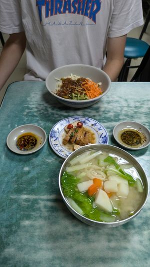 Miso noodles, spicy sesame noodles, braised tofu at Lái Xīn SùShí 來欣素食手工水餃 in Taipei