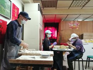 Get there early to see them make the dumplings fresh and from scratch at Lái Xīn SùShí 來欣素食手工水餃 in Taipei