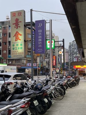 White sign with red words on it is theirs. at Lái Xīn SùShí 來欣素食手工水餃 in Taipei