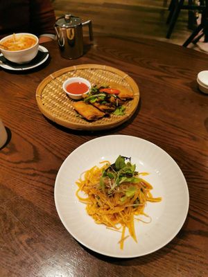 Karee puffs and mango salad at Siam in Montreal