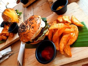 Exquisita hamburguesa acompañada de papas gajo, simplemente wow amé este lugar, la atención, el ambiente y la comida. at Vegan Town in Ajijic