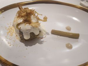 Alcachofa con crema de almendras at Xavier Pellicer in Barcelona