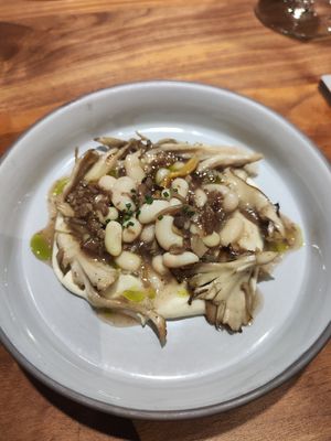 Guiso de shiitake con judias at Xavier Pellicer in Barcelona