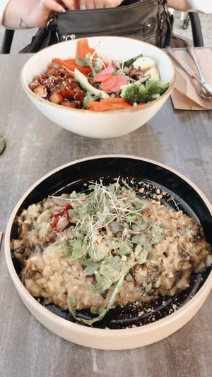 Bol bibimbap et risotto au champignons  at Don Vegan in Quebec