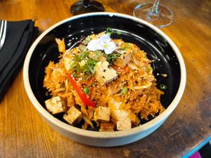 Arroz basmati picante con verduras y tofu frito at Don Vegan in Quebec