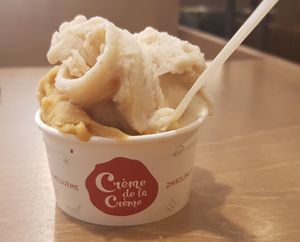 Small cup with vegan salted caramel and vegan cinnamon at Creme de la Creme - Zmrzlinový Salon  in Prague