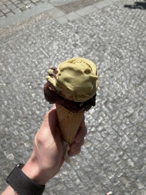 Pistachio and dark chocolate   at Creme de la Creme - Zmrzlinový Salon  in Prague