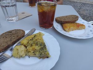Pinchos de tortillas veganas at La Figa Ta Tia in Burgos