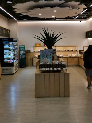 Shop view at Hogan Bakery in Taipei