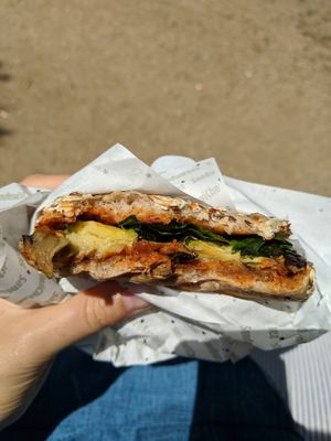 Sectioned vegan sandwich at Sandwichez - Urquinaona in Barcelona