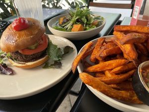 Falafel burger with salad + sweet potato fries at Vevay Kitchen in Frankfurt