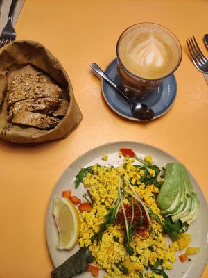 Tofu scramble with avocado at Vevay Kitchen in Frankfurt