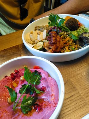 Vevay bowl + beetroot hummus at Vevay Kitchen in Frankfurt