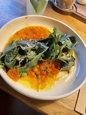 Spirulina Ravioli mit Kartoffel-Trüffel-Füllung in Tomatensugo  at Vevay Kitchen in Frankfurt