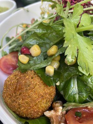 Superfoodsalat mit Quinoabällchen  at Vevay Kitchen in Frankfurt