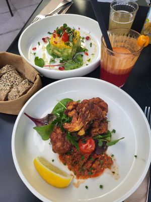 Starter: smoked kale and avocado-mango salad at Vevay Kitchen in Frankfurt
