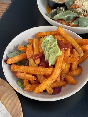 Sweet Potato Fries (Ravioli at the top)  at Vevay Kitchen in Frankfurt
