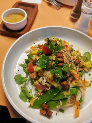 Rice noodles with vegetables and peanut sauce at Vevay Kitchen in Frankfurt