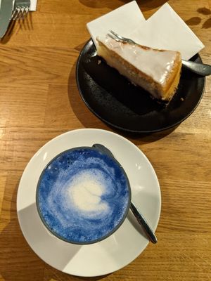 lemon cake and blue spiruluna latte at Vevay Kitchen in Frankfurt