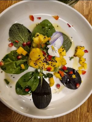 Mango avocado salad at Vevay Kitchen in Frankfurt